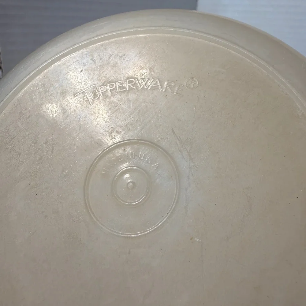 Vintage Tupperware 1 Quart Pitcher Red Push Button Sunburst Lid Made‎ in USA *